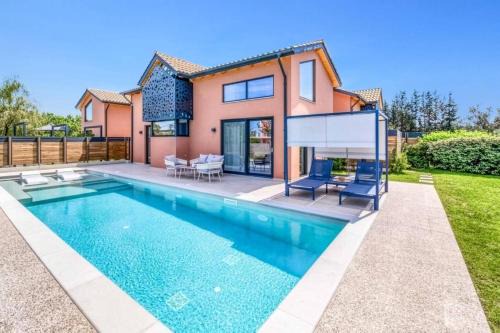 Lygia Villa | Villa Water by Villa Plus
