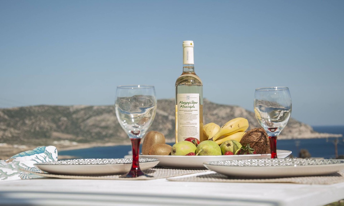 Menetai Apartment | Vista Mare Suites , 2 min drive to the sea (1)