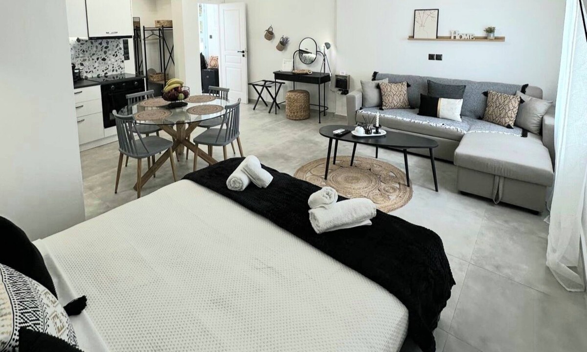 Skopelos Town Apartment | Vrachos house "In the heart of ​Skopelos Town"