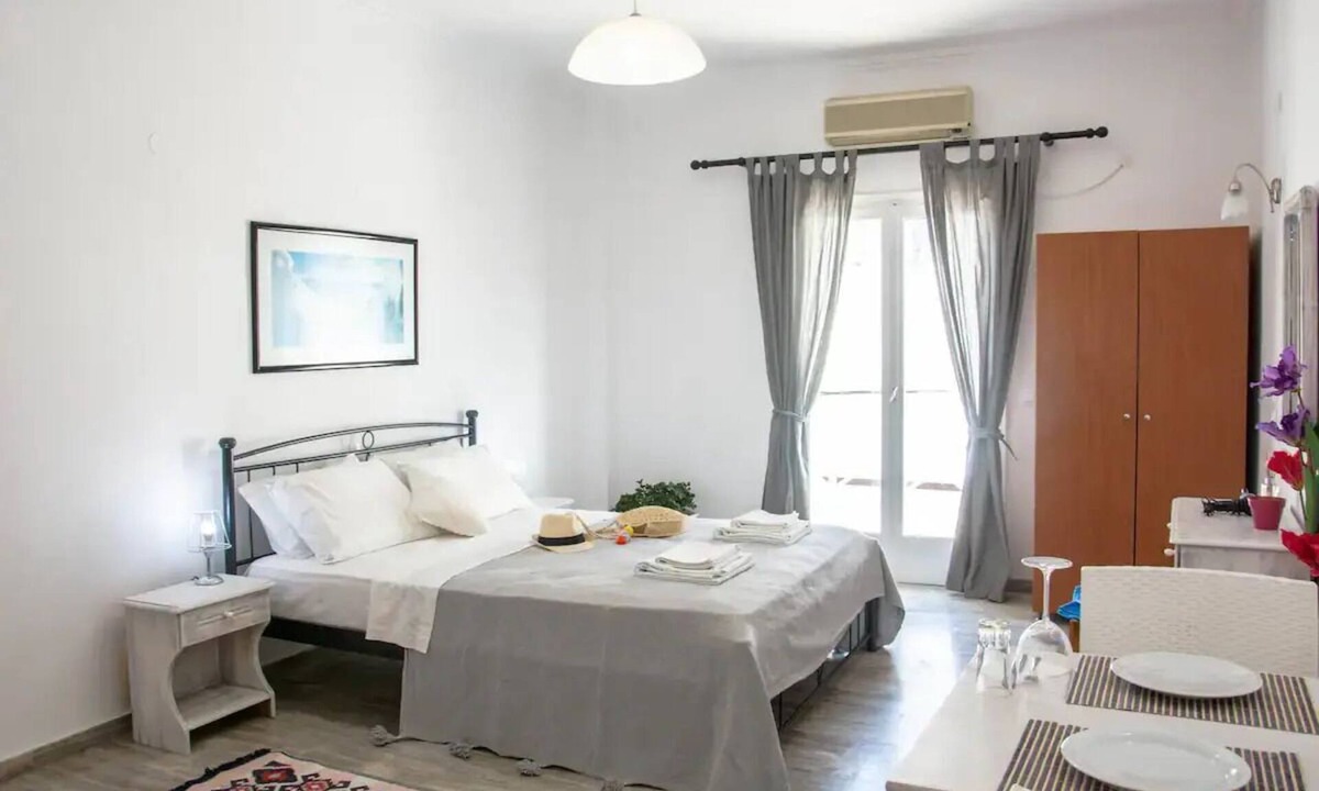 Kamari Apartment | White wave studio 1