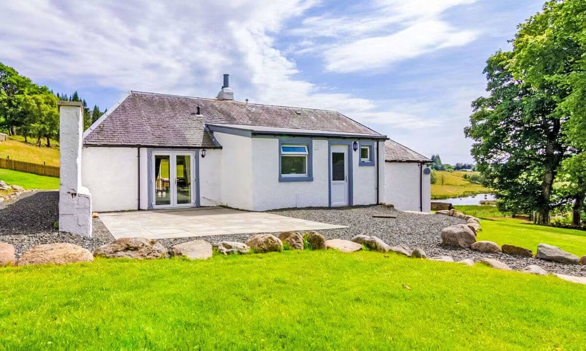 Blairgowrie House | Wonderful private villa for 6 guests with WIFI, hot tub, TV and panoramic view