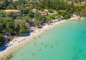 Flora Maisonettes 1: Walk to Beach, A/C, WiFi, Car Not Required