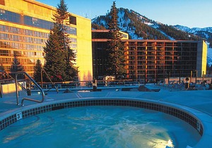 SKI-IN/SKI-OUT CLIFF CLUB + PREMIUM AMENITIES, 2-BEDROOM SUITE in Alta
