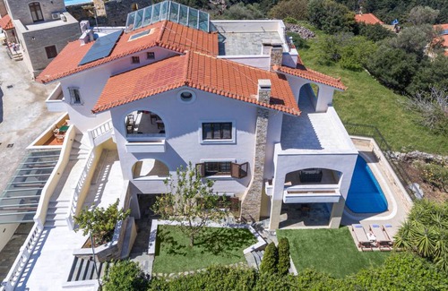 Margarites Villa | 240 m² Villa ∙ 6 bedrooms ∙ 13 guests