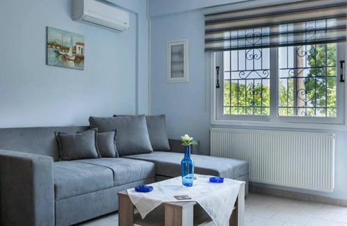 Kardhakata Apartment | Apartment 'Moulinos Cottages Ioanna' with Shared Terrace, Wi-Fi and Air Conditioning