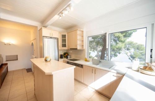 Loutraki-Agioi Theodoroi House | Αeraki Cottage at Heraion Lagoon