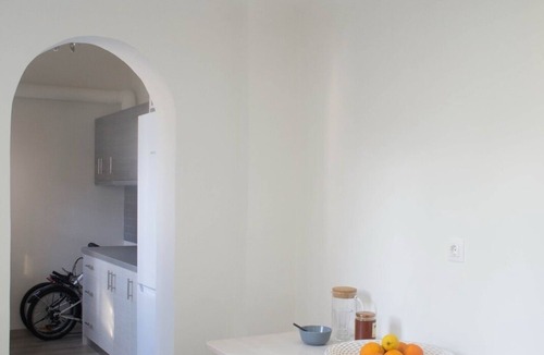 Aigaleo House | Φωτεινό μίνιμαλ διαμέρισμα 3′ απ’ το Μετρό, Διαθέτει ήσυχη αυλή