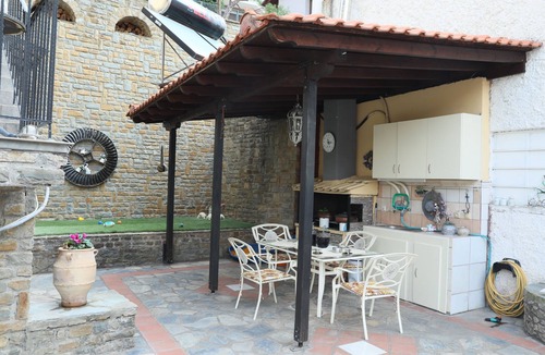 Kastoria Apartment | Χαλαρώστε σε αυτόν τον ήρεμο, κομψό χώρο με τζάκι ιδιωτικό παρκινγκ και γραφείο