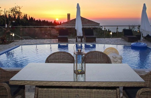 Kavallos Villa | 1 Bed villa w/ pool, built-in BBQ + free A/C