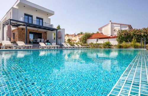 Pefkochori Apartment | 180 m² Apartment ∙ 4 bedrooms ∙ 9 guests