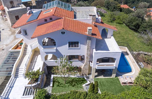 Margarites Villa | 240 m² Villa ∙ 6 bedrooms ∙ 13 guests
