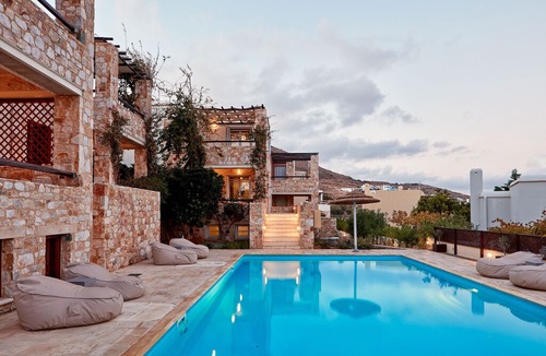 Vissa Villa | 3 Bedroom Villa with Sea View and pool access