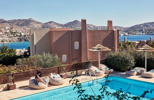 Vissa Villa | 3 Bedroom Villa with Sea View and pool access