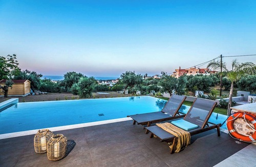 Daratsos Villa | 3' to Beach and Near to Chania City/Private Pool/Gym/Playroom/Ping Pong