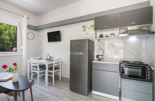 Salakos Apartment | 30roses Apartment with Garden and Hot Tub
