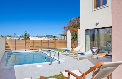 Agia Marina Villa | 4-bedroom Villa Theasis