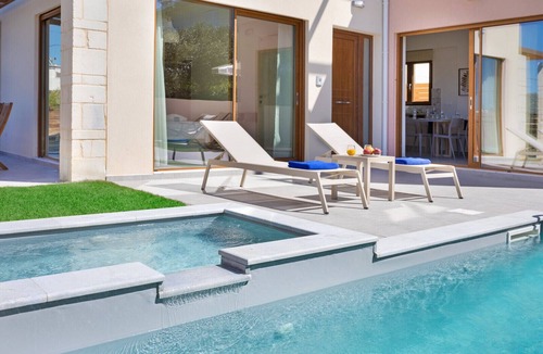 Agia Marina Villa | 4-bedroom Villa Theasis