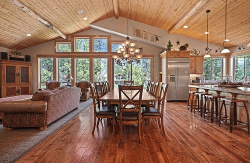 Sunriver House | 5 Vine Maple - Gorgeous! Hot Tub, Theater Room, Golf Course, A/C, SHARC Passes, Bikes