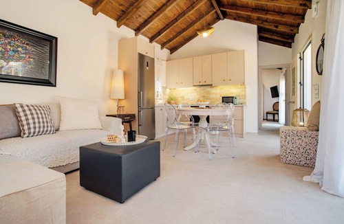 Molos House | A holiday one bedroom home with all modern amenities, sun terrace and garden.