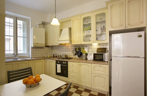 Koukaki Apartment | Acropolis Neoclassic Mansion: Perfectly situated & fully equipped - Sleeps 6