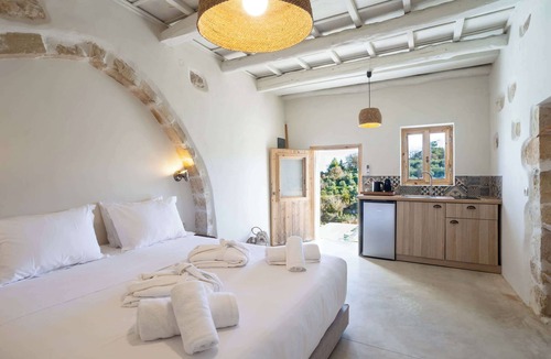 Amnatos House | Aerida Guesthouse Of Stone - Haroula Cozy Suite