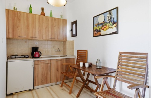 Melikia Apartment | Alexandra Apartment 1 Holiday Home with Balcony & Wi-Fi