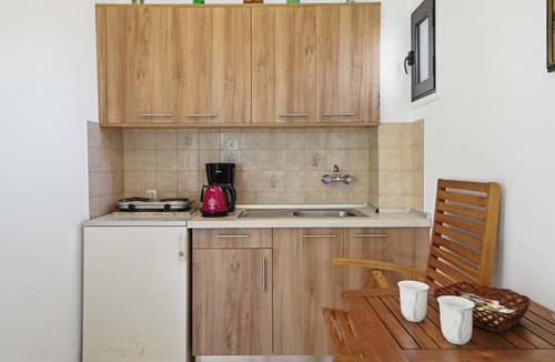 Melikia Apartment | Alexandra Apartment 1 Holiday Home with Balcony & Wi-Fi