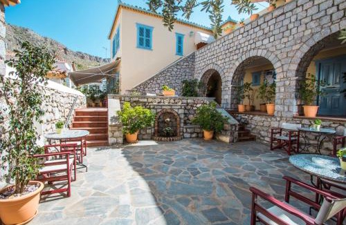 idhra House | Alkionides Hydra