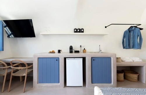 Vothon Apartment | Amazing Santorini Suite | Hecate Suite | Private Hot Tub | Spacious Furnished.