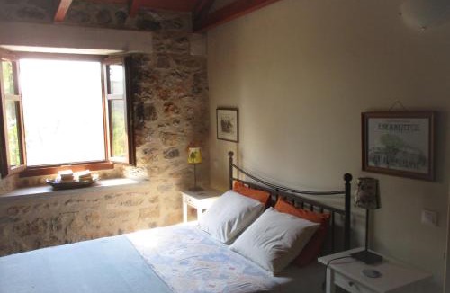 Fokiano House | Amygdalia, a Stone House in a quiet landscape