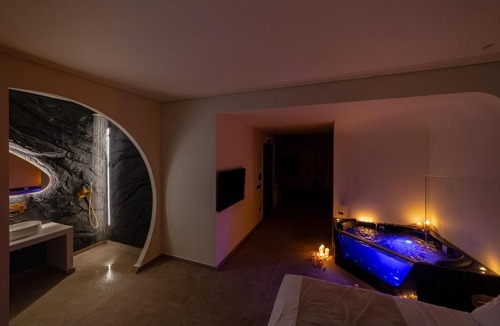 Petroupoli Apartment | Andromeda Suite Private Jacuzzi & Cave Shower