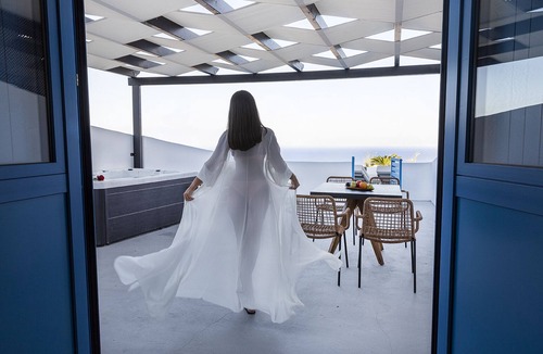 Fira Apartment | Anna's Cave suite with Indoor and Outdor Jacuzzi and Sea view.