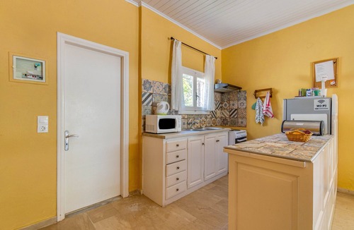 Agios Spyridon Corfu Apartment | Apartment 'Amalia Dio' with Mountain View, Wi-Fi and Air Conditioning