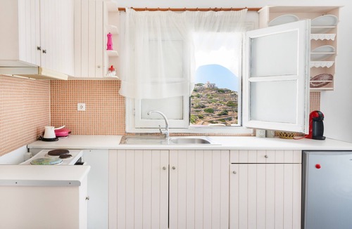 Sikinos Apartment | Apartment 'Antiparos' with Sea View, Pet-Friendly
