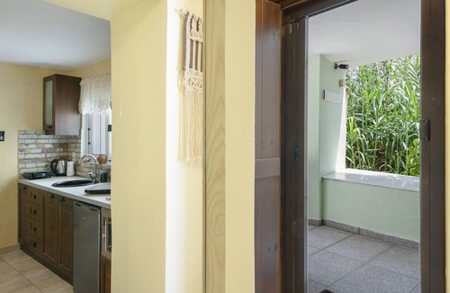 Arkasa Apartment | Apartment 'Cozi Downstairs' with Balcony, Wi-Fi and Air Conditioning