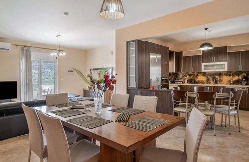 Aigio Apartment | Apartment 'Family Home' with Sea View, Wi-Fi and Air Conditioning