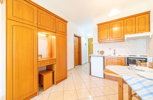 Arillas Apartment | Apartment 'Giannis 4' with Shared Garden, Wi-Fi and Air Conditioning