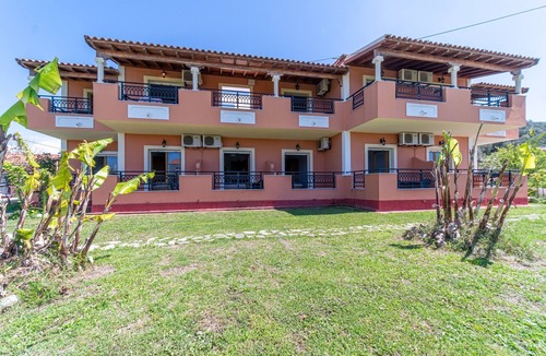 Arillas Apartment | Apartment 'Giannis 4' with Shared Garden, Wi-Fi and Air Conditioning
