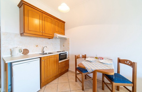 Arillas Apartment | Apartment 'Giannis 9' with Shared Garden, Wi-Fi and Air Conditioning