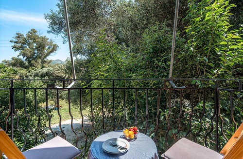 Kateleios Apartment | Apartment 'Makis Katelios' with Balcony, Wi-Fi and Air Conditioning