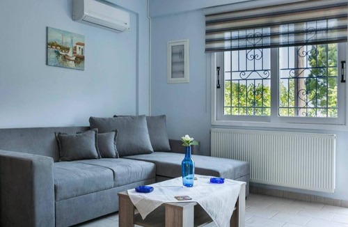 Kardhakata Apartment | Apartment 'Moulinos Cottages Ioanna' with Shared Terrace, Wi-Fi and Air Conditioning