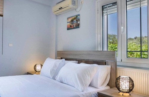 Kardhakata Apartment | Apartment 'Moulinos Cottages Ioanna' with Shared Terrace, Wi-Fi and Air Conditioning