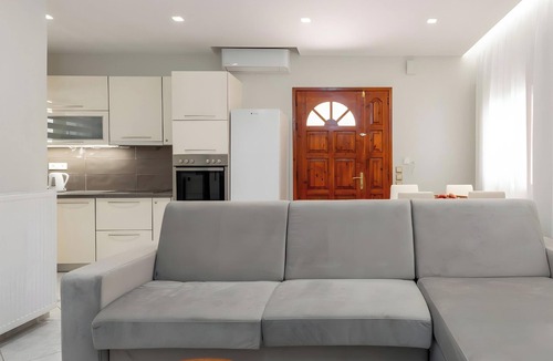Argostoli Town Apartment | Apartment 'Skala' with Private Terrace, Wi-Fi and Air Conditioning