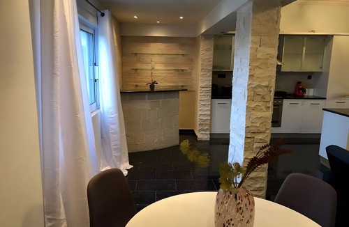 Tzavros Apartment | Apartment 'Superior' with Mountain View, Wi-Fi and Air Conditioning