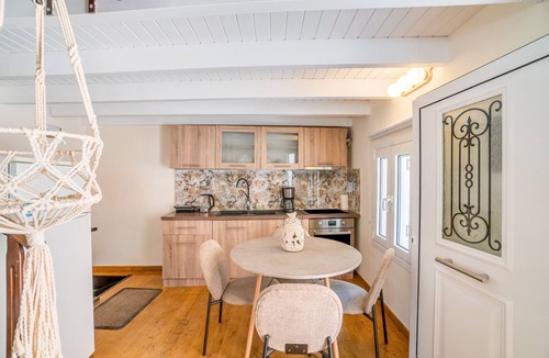 Karousades Apartment | Apartment 'Villa Nicolas' with Mountain View, Wi-Fi and Air Conditioning