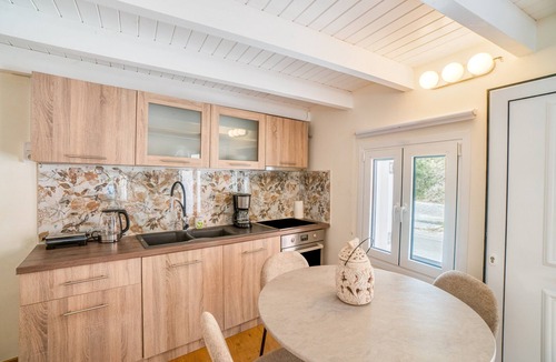 Karousades Apartment | Apartment 'Villa Nicolas' with Mountain View, Wi-Fi and Air Conditioning