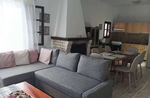 Nea Skioni Apartment | Apostolia's House - Only 20m from the beach!