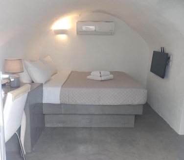 Finikia Apartment | AQUA SERENITY LUXURY SUITES SANTORINI