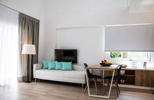 Olympiada Apartment | Aristotelia Gi Ikies - Cozy Poolside Suite