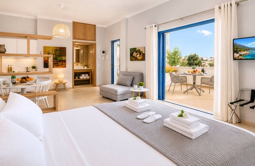 Palaiochora Apartment | Art Studio | 80m from the Beach with Balcony & Private Parking